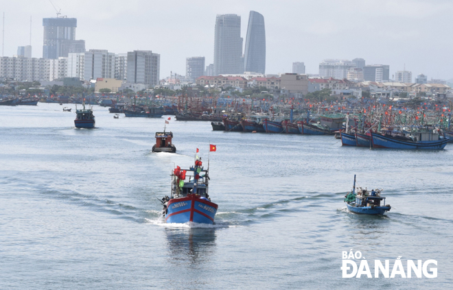 Some fishing vessels leaving the Tho Quang Wharf for the Hoang Sa fishing grounds