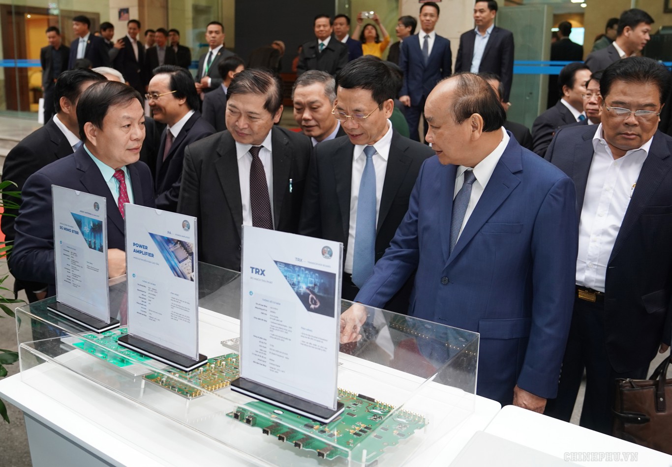 Thủ tướng Nguyễn Xuân Phúc thăm nơi trưng bày sản phẩm 5G của Viettel. - Ảnh: VGP