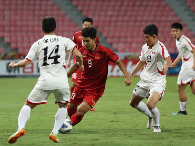 Đức Chinh trong vòng vây của các cầu thủ U23 Triều Tiên.
