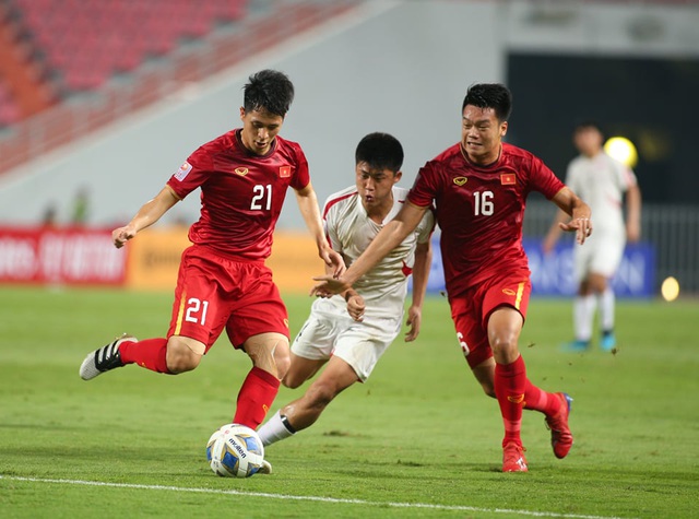Đình Trọng, Thành Chung ngăn chặn pha băng xuống của tiền đọa U23 Triều Tiên.