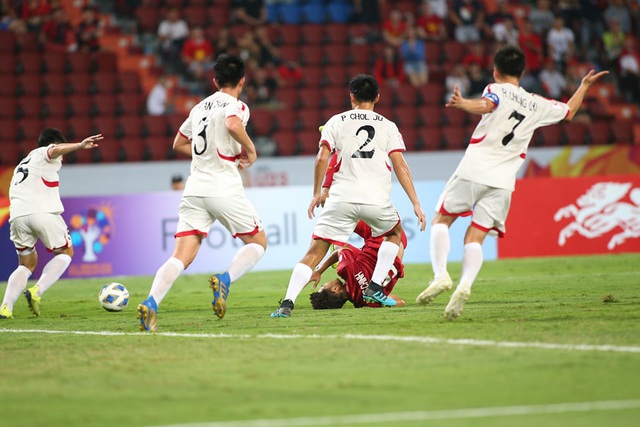 U23 Triều Tiên sử dụng lối chơi rắn để ngăn chặn các đợt lên bóng của U23 Việt Nam.