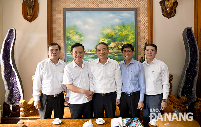 Bí thư Thành ủy Trương Quang Nghĩa (giữa) chúc Tết nguyên Bí thư Thành ủy Trần Thọ (thứ 2 từ trái). Ảnh: ĐẶNG NỞ