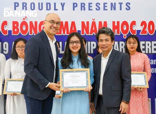 Mr Peter Mach (left) giving scholarships to students at the Da Nang University of Education