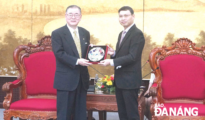 Vice Chairman Minh (right) presenting a memorato to Japanese Mayor Masatoshi Ishigaki 