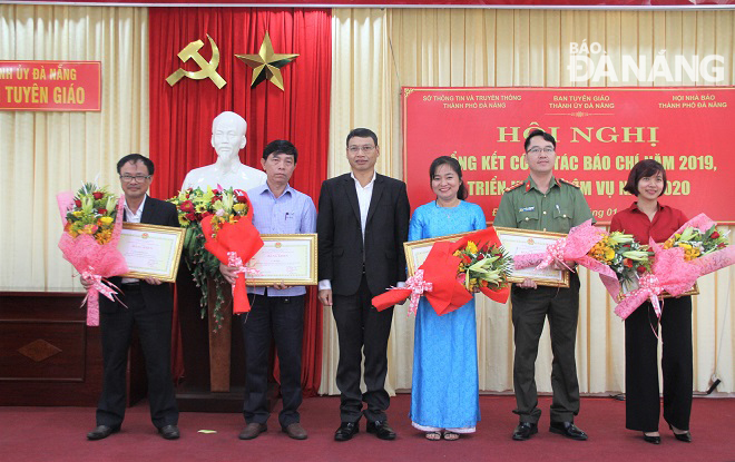 Phó Chủ tịch UBND thành phố Hồ Kỳ Minh (thứ 3, trái sang) tặng Bằng khen của UBND thành phố cho các cá nhân có thành tích xuất sắc. Ảnh: LAM PHƯƠNG