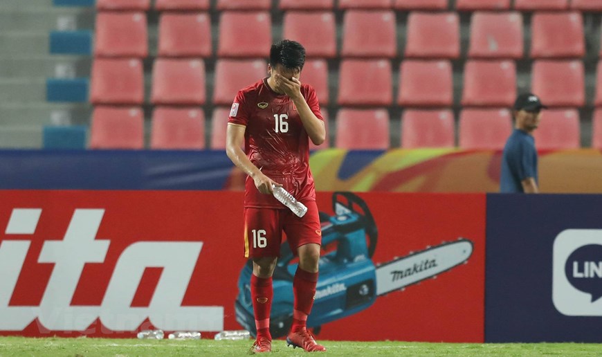 U23 Việt Nam thua 1-2 U23 Triều Tiên và bị loại sớm ở vòng chung kết U23 châu Á. Trung vệ Thành Chung âu sầu sau trận đấu. (Ảnh: Vietnam+)