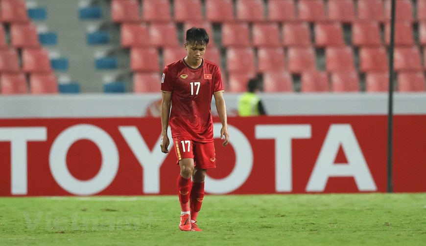 Trung vệ Trần Bảo Toàn phạm lỗi trong vòng cấm, khiến U23 Việt Nam nhận bàn thua quyết định trên chấm 11 mét ở cuối trận. Thất bại này có thể là nỗi ám ảnh với cầu thủ trẻ khi đây là giải đấu lớn đầu tiên tham dự. (Ảnh: Vietnam+)