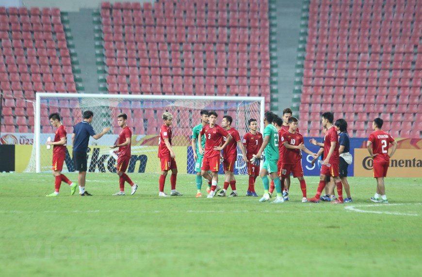 Cầu thủ U23 Việt Nam nhận được sự an ủi từ ban huấn luyện sau trận đấu. Nhưng chừng ấy là chưa đủ để xoa dịu nỗi buồn với thất bại cay đắng. (Ảnh: Vietnam+)