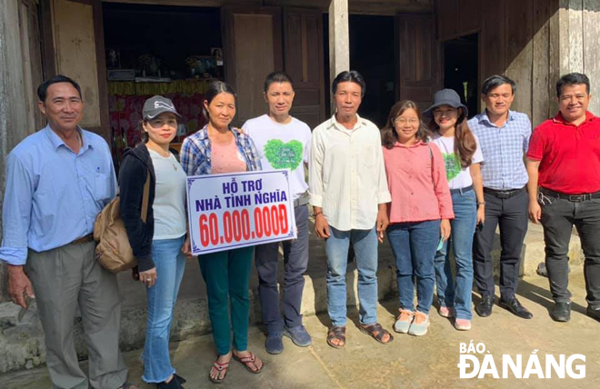 Đoàn thiện nguyện đến thăm và trao tặng 60 triệu đồng cho gia đình ông Nguyễn Bá Trình ở xã Hòa Bắc. Ảnh: T.N