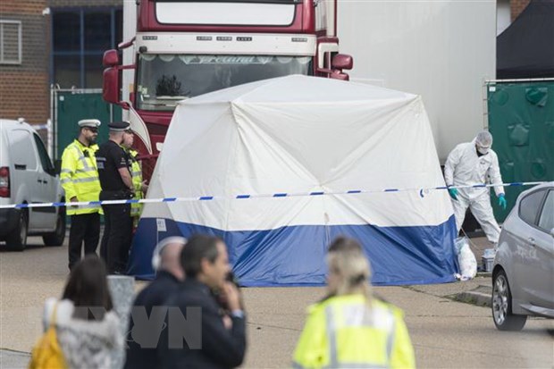 Cảnh sát Anh điều tra tại hiện trường phát hiện 39 thi thể người Việt trong thùng xe tải đông lạnh ở khu công nghiệp Waterglade thuộc hạt Essex, Anh, ngày 23/10/2019. (Nguồn: THX/TTXVN)