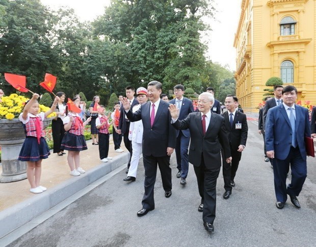 Party General Secretary and State President  Nguyen Phu Trong (C) and his Chinese counterpart Xi Jinping on his right at a welcome ceremony for the Chinese leader's State visit to Vietnam in 2017 (Source: VNA)