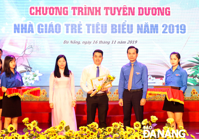 Bí thư Đoàn Trường Đại học Sư phạm (Đại học Đà Nẵng) Trương Trung Phương (giữa) nhận danh hiệu Nhà giáo trẻ tiêu biểu. Ảnh: TRỌNG HUY