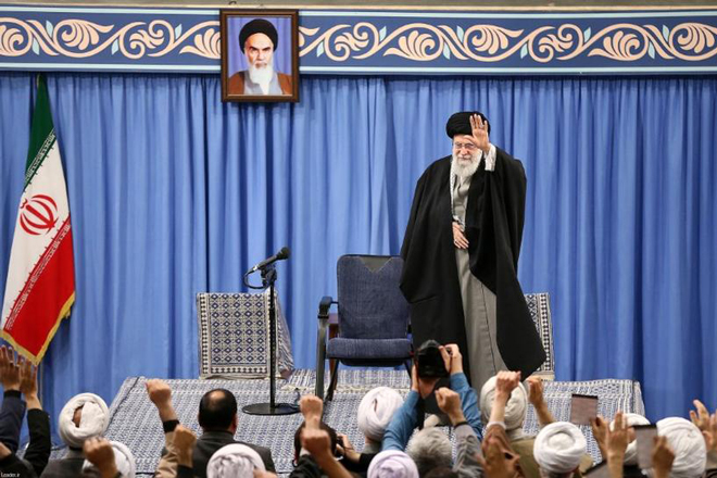 Đại giáo chủ Ayatollah Ali Khamenei chủ trì buổi thuyết pháp cầu nguyện ngày 17-1.  							                 Ảnh: Reuters