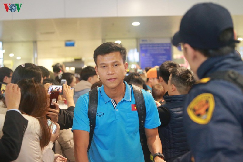 Vẫn có rất đông người hâm mộ có mặt ở sân bay Nội Bài để chào đón các tuyển thủ trở về.