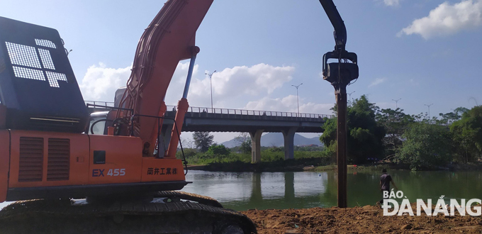 Dawaco thi công đóng cọc làm đập ngăn mặn trên sông Cẩm Lệ, đoạn cách cầu Nguyễn Tri Phương về phía thượng nguồn 178m. Ảnh: TRIỆU TÙNG