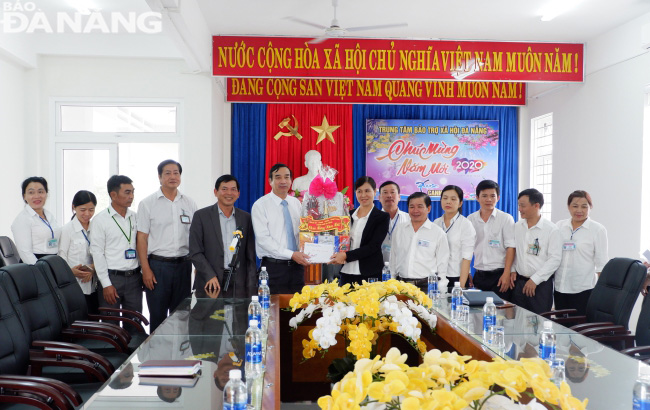 Phó Chủ Tịch Lê Trung Chinh thăm Trung tâm Bảo trợ xã hội thành phố.
