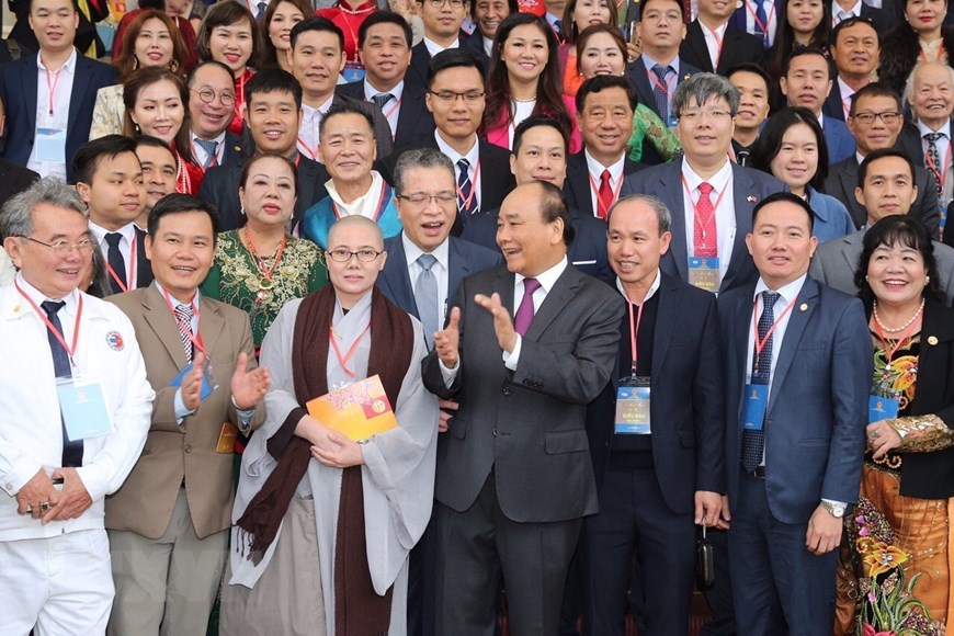Thủ tướng Nguyễn Xuân Phúc gặp gỡ các đại biểu kiều bào tham dự chương trình Xuân quê hương 2020. (Ảnh: Dương Giang/TTXVN)