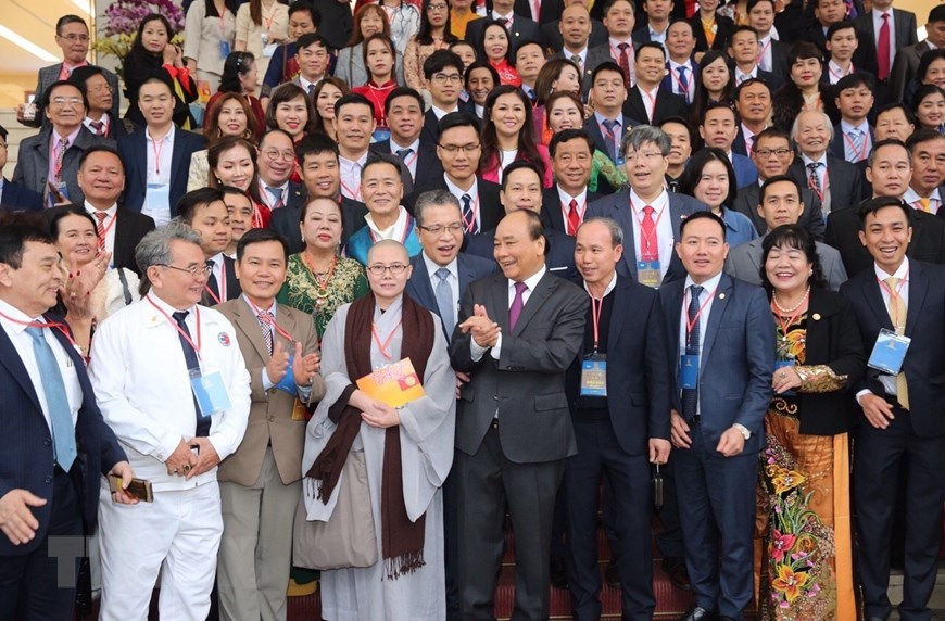 Thủ tướng Nguyễn Xuân Phúc gặp gỡ các đại biểu kiều bào tham dự chương trình Xuân quê hương 2020. (Ảnh: Dương Giang/TTXVN)