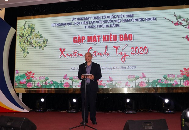 Bao Hoa, an expatriate in the US, speaks at the gathering of overseas Vietnamese and Da Nang's authorities on January 17 (Photo: VNA)