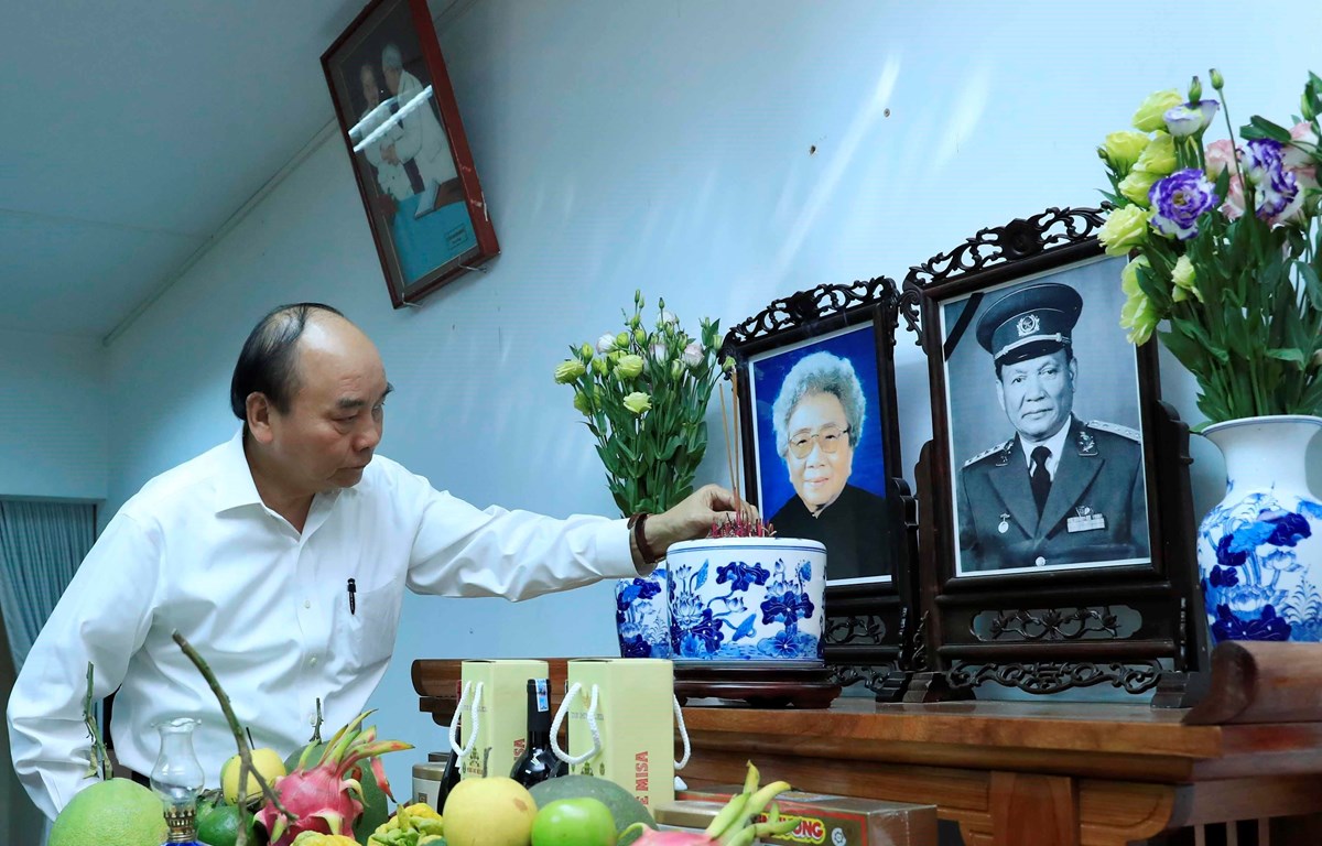 Thủ tướng Nguyễn Xuân Phúc dâng hương, tưởng nhớ Đại tướng Lê Đức Anh. (Ảnh: Thống Nhất/TTXVN)
