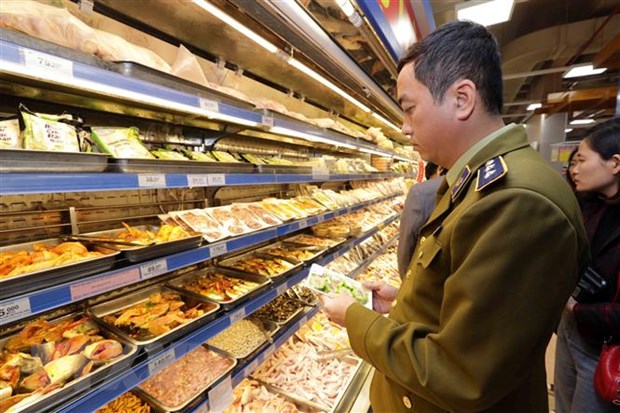 Lực lượng quản lý thị trường kiểm tra cơ sở kinh doanh thực phẩm trên địa bàn Hà Nội. (Ảnh: Trần Việt/TTXVN)