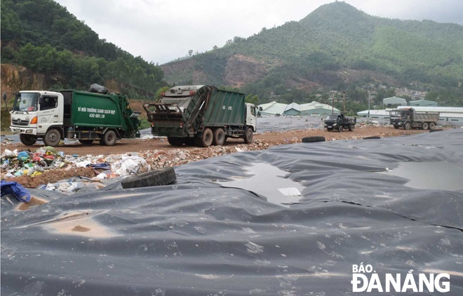 Bãi rác Khánh Sơn đã hoàn thành phủ bạt, giảm thiểu đáng kể mùi hôi và trữ lượng nước rỉ rác phát sinh. Ảnh: KHÁNH HÀ