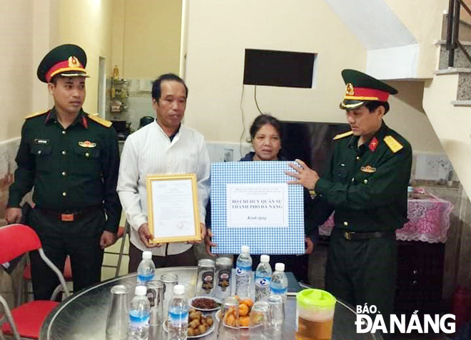 Đại diện Bộ Chỉ huy Quân sự thành phố bàn giao nhà tình nghĩa cho hộ gia đình bà Nguyễn Thị Lợi - con gái của liệt sĩ Nguyễn Lay. 								                    Ảnh: CÁT TƯỜNG