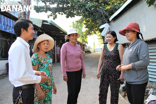 Bà Đinh Thị Tiền (giữa) luôn gần dân, sát dân để lắng nghe tâm tư, nguyện vọng của nhân dân trong xây dựng nông thôn mới. Ảnh: Lam Phương