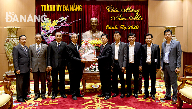 Mục sư Dương Quang Hòa (thứ 4 từ trái sang) tặng quà và chúc Tết lãnh đạo thành phố. Ảnh: ĐẶNG NỞ