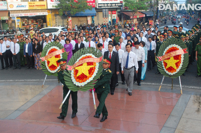 Lãnh đạo quận Thanh Khê dâng hoa.