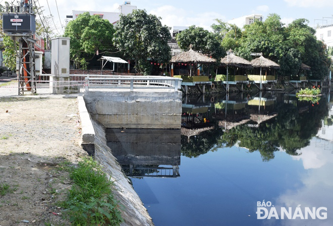 Hệ thống thu nước thải đã được thi công hoàn thành nhưng chưa được vận hành gây ô nhiễm môi trường cho hồ Bàu Trảng.