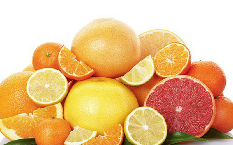 Trái cây họ cam quýt: Cam, bưởi, chanh, quýt... là những thực phẩm giàu vitamin C giúp thúc đẩy quá trình sản sinh collagen để chống lão hóa, khiến da trở nên hồng hào và sáng mịn.