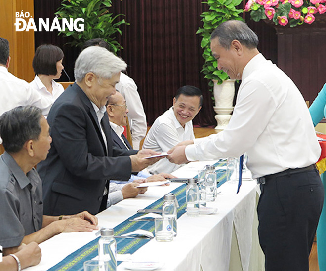 Bí thư Thành ủy Trương Quang Nghĩa (bên phải) tặng quà, chúc Tết cán bộ hưu trí cao cấp. Ảnh: SƠN TRUNG