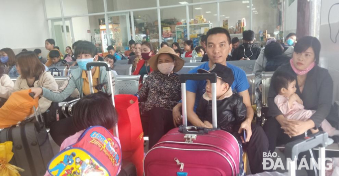 Hành khách chờ đợi ra tàu về quê đón Tết Canh Tý tại Ga Đà Nẵng sáng ngày 19-1. Ảnh: TRIỆU TÙNG