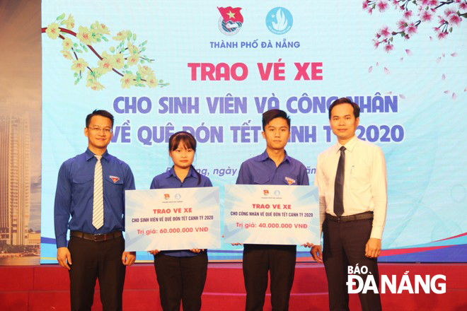 Thành Đoàn Đà Nẵng trao bảng tượng trưng vé xe cho sinh viên và thanh niên công nhân về quê đón Tết.