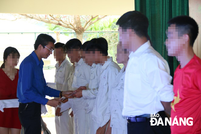 Phó Bí thư Thành Đoàn Đà Nẵng Nguyễn Bá Duân trao quà cho các học viên Cơ sở xã hội Bàu Bàng. 
