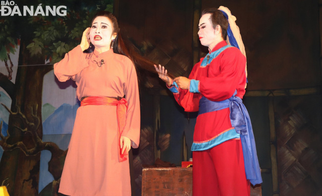 Cảnh trong trích đoạn một vở tuồng dân gian do nghệ sĩ Nhà hát tuồng Nguyễn Hiển Dĩnh biểu diễn