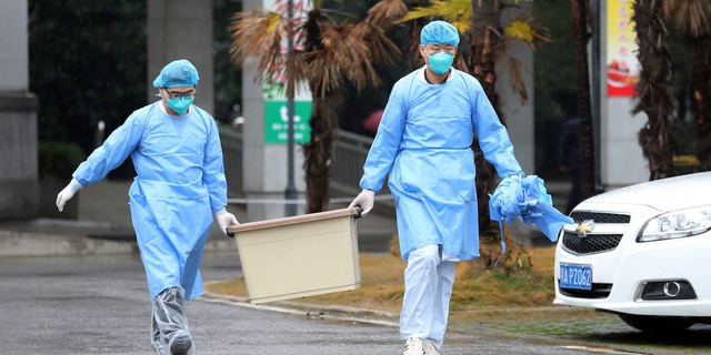 Các nhân viên y tế tại bệnh viện Jinyintan ở Vũ Hán, nơi điều trị các bệnh nhân phát hiện nhiễm virus lạ. (Ảnh: Reuters)
