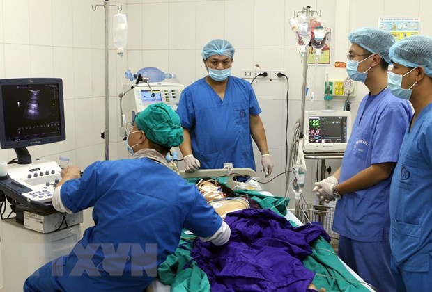 Bác sỹ Bệnh viện Đa khoa Đống Đa (Hà Nội) phẫu thuật cứu sống bệnh nhân vỡ lách, đa chấn thương do tai nạn giao thông. (Nguồn: TTXVN phát)