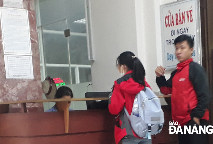 Vé tàu sau Tết Canh Tý tuyến Đà Nẵng- thành phố Hồ Chí Minh đã cạn vé dù nhiều hàng khách trực tiếp đến ga Đà Nẵng đặt mua. Ảnh: TRIỆU TÙNG