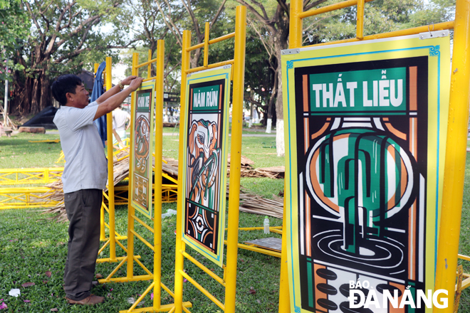 An artiste creating a space for ‘bai choi’ performances in the 29 March Park 