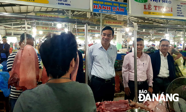 … at the Hoa Cuong Wholesale Market