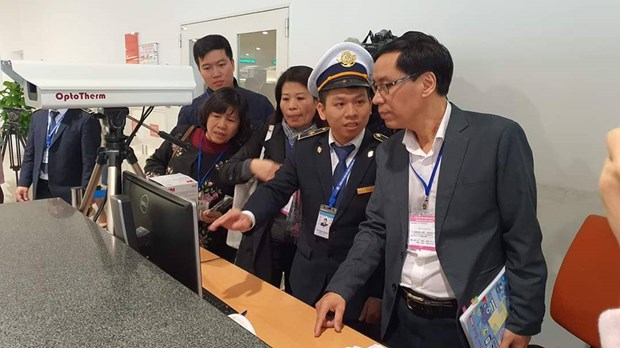 Đoàn công tác của Bộ Y tế đã tiến hành kiểm tra tại Sân bay Nội Bài. (Ảnh: PV/Vietnam+)