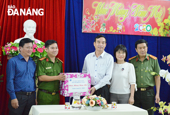 Phó Chủ tịch UBND thành phố Lê Trung Chinh tặng quà cho lực lượng tuần tra 8394 phường Hòa Khê. Ảnh: NGỌC PHÚ