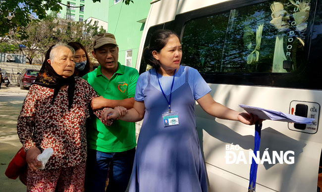 Patients take on free-of-charge vehicles to come back to their hometown for Tet