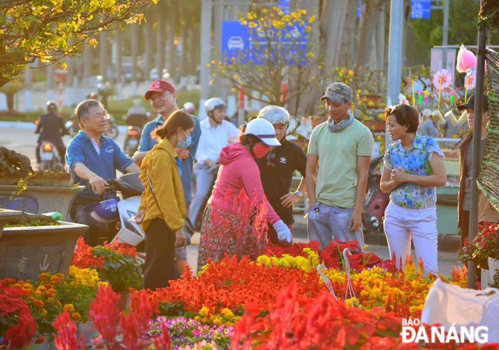 The ongoing Tet Flower Market is crowded with sellers and buyers