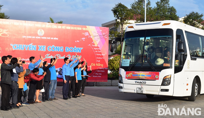 Liên đoàn Lao động thành phố tổ chức 62 chuyến xe công đoàn đưa 2.500 đoàn viên, công nhân, người lao động có hoàn cảnh khó khăn về quê đón tết.