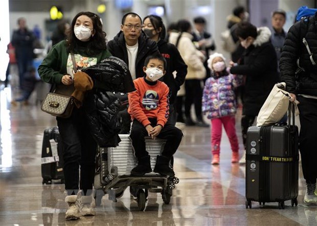 Hành khách đeo khẩu trang để phòng tránh sự lây lan của virus corona tại sân bay Bắc Kinh, Trung Quốc, ngày 21/1/2020. (Ảnh: AFP/TTXVN)