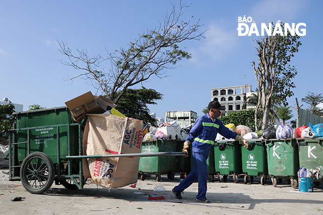 Đến trước đêm Giao thừa, các xí nghiệp trực thuộc Công ty CP Môi trường Đô thị Đà Nẵng phải giải quyết xong rác tồn lưu để bảo đảm đường phố sạch sẽ trong những ngày đầu năm mới. Ảnh: HUỲNH LÊ