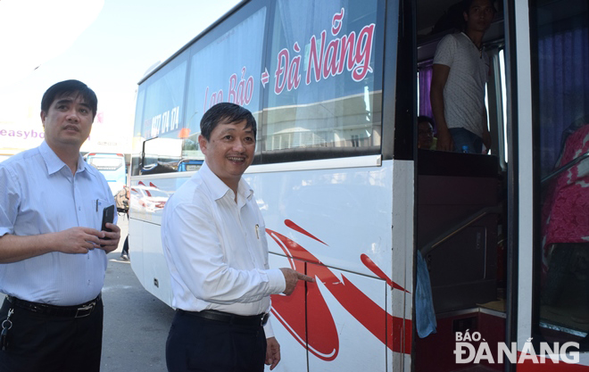 Phó Chủ tịch Thường trực UBND thành phố Đặng Việt Dũng phát hiện một xe khách vi phạm quy định vận chuyển hành khách và yêu cầu các đơn vị chức năng tăng cường kiểm tra, xử lý các xe chở khách.